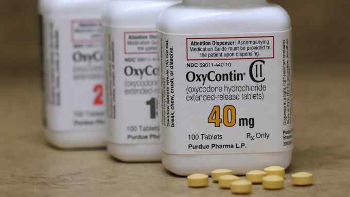 Bottles of prescription painkiller OxyContin pills, made by Purdue Pharma LP sit on a counter at a local pharmacy in Provo, Utah, U.S., April 25, 2017. REUTERS/George Frey - RC18F31397F0