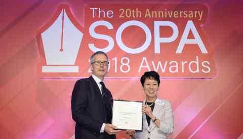 Nikkei Asian Review Commentary Editor Stefan Wagstyl collected the 2018 SOPA prize for excellence in opinion writing on behalf of William Pesek in Hong Kong. (Photo by Chung Lam-chi)