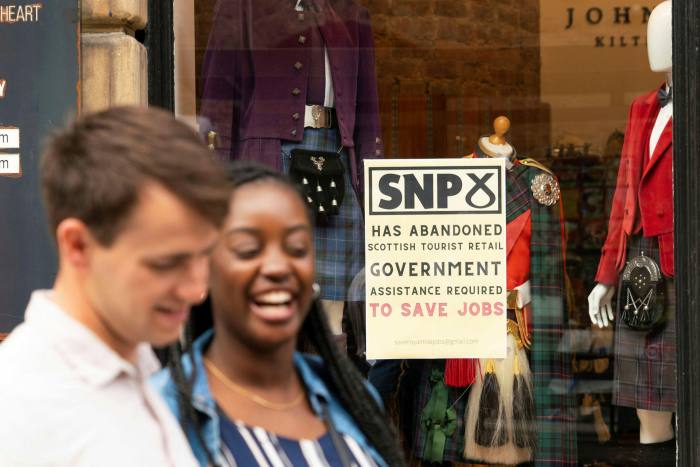 Une vitrine sur le Royal Mile d'Édimbourg attaquant l'approche du SNP pour faire face à la pandémie 