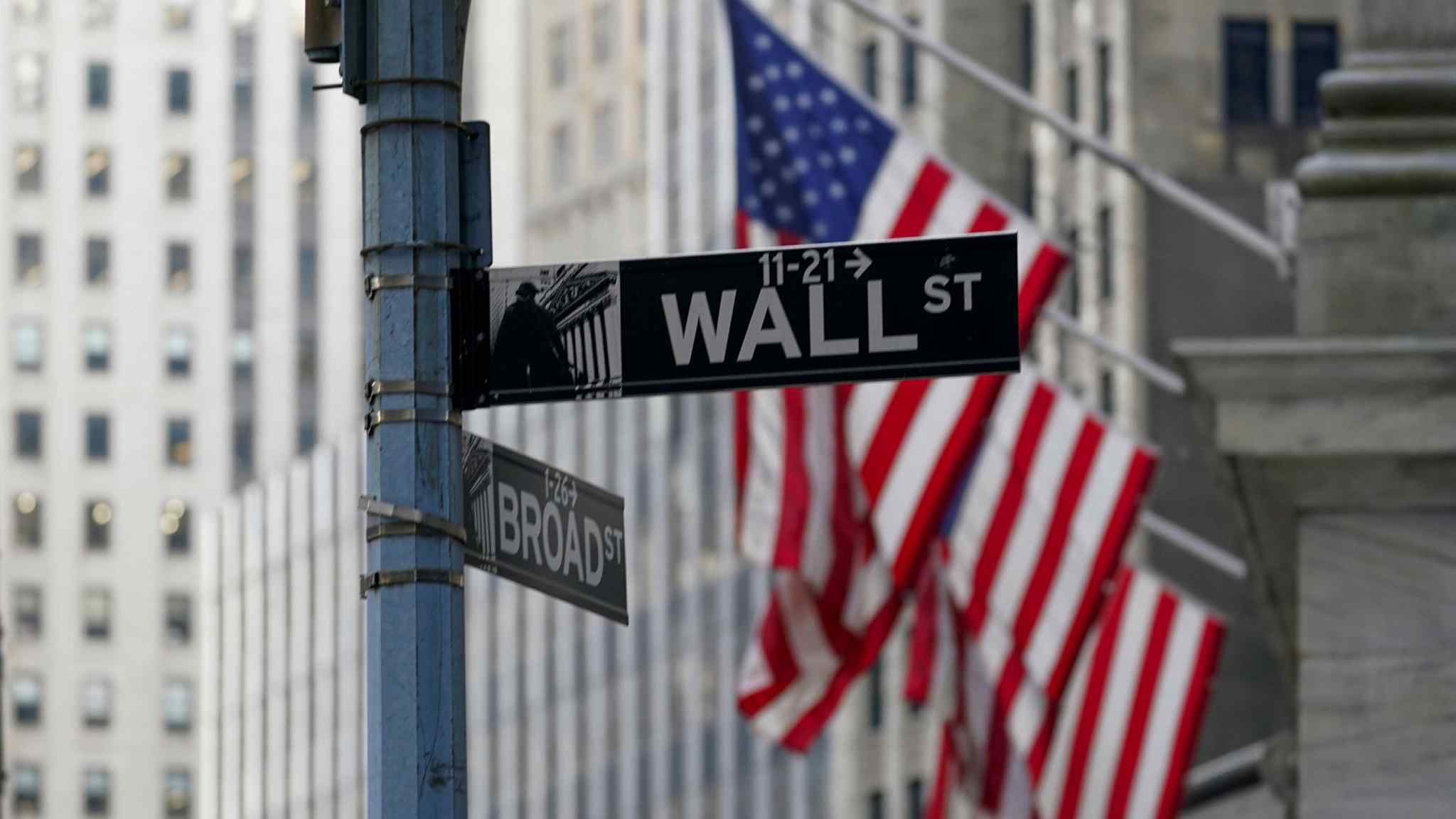 Top Wall Street banks paid out $142bn in pay and benefits last year 