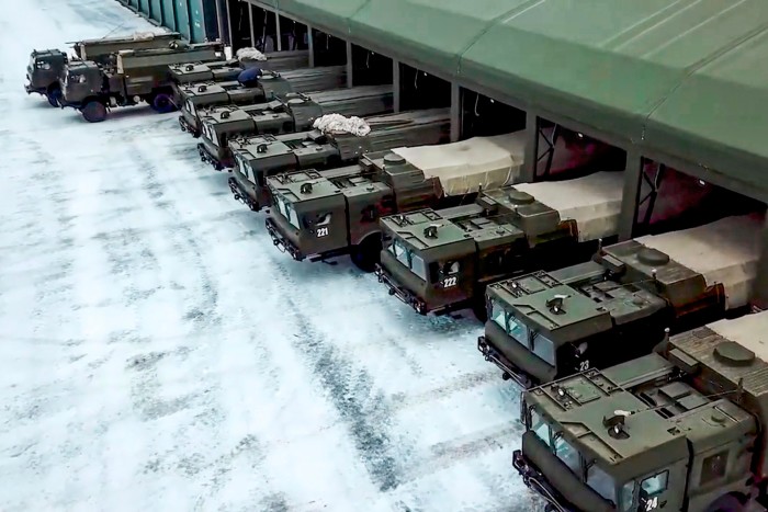 Op deze foto, afkomstig uit een video van de Persdienst van het Russische Ministerie van Defensie, bereiden de Iskander-raketwerpers en ondersteunende voertuigen van het leger zich voor op inzet voor oefeningen in Rusland