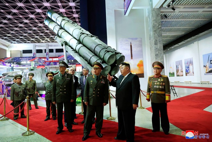 De Noord-Koreaanse leider Kim Jong Un, tweede van rechts, en de Russische minister van Defensie Sergei Shoigu, derde van rechts, bezoeken in juli een wapententoonstelling in Pyongyang