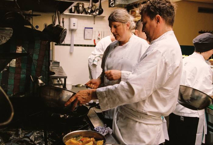 Dos chefs, Sam y Samantha Clarke, vestidos de blanco chef, en la cocina de Moro, su restaurante londinense.