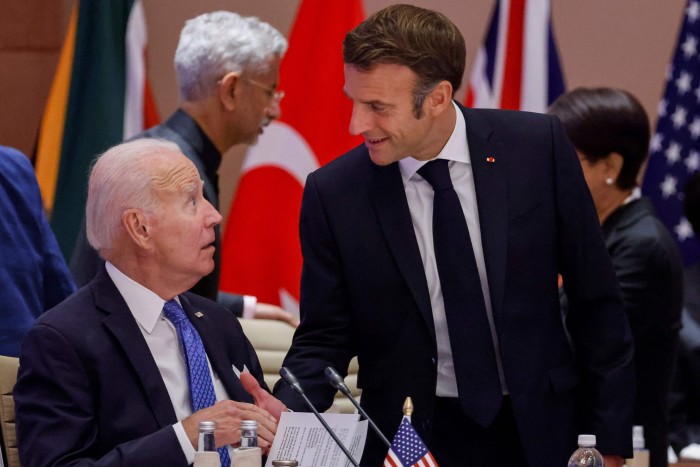 O presidente Joe Biden aperta a mão de Emmanuel Macron da França 