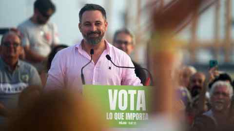 Vox lideri Santiago Abascal, Malaga'daki bir seçim mitinginde