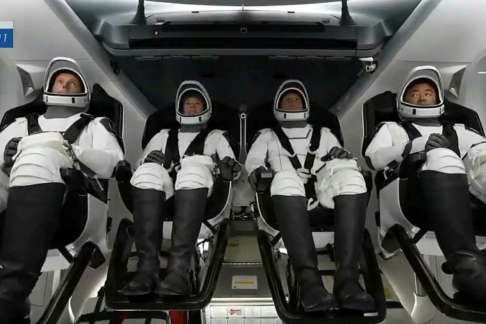 رائد فضاء وكالة الفضاء الأوروبية توماس بيسكيت ، ورائدا فضاء ناسا ميغان ماك آرثر وشين كيمبرو ، ورائد فضاء وكالة استكشاف الفضاء اليابانية أكيهيكو هوشيد ، داخل الكبسولة عند منحدر إطلاق مجمع الإطلاق 39A قبل مهمة Crew-2 ، 23 أبريل 2021 ، في مركز كينيدي للفضاء التابع لناسا في فلوريدا.