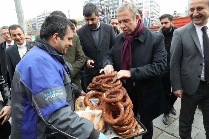 Mansur Yavaş buys a simit (Turkish bagel) from a street vendor in the capital Ankara