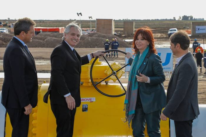Sergio Massa, Alberto Fernandez, Cristina Fernandez de Kirchner y Axel Kiselov en el sitio del gasoducto