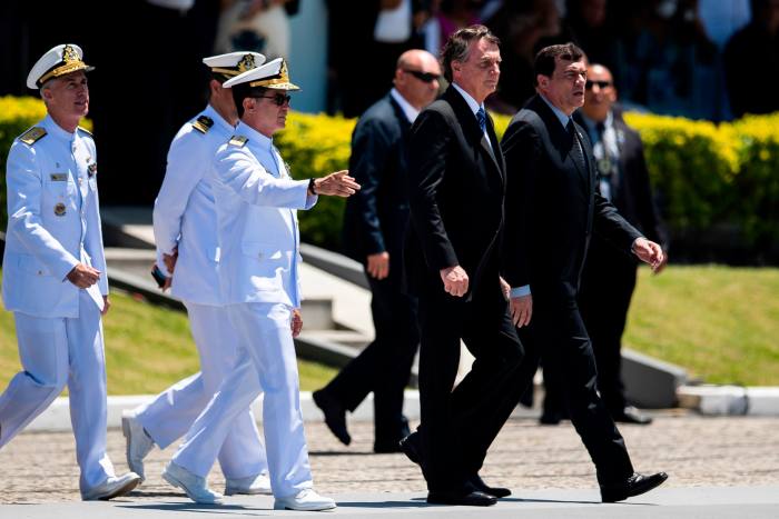 President Jair Bolsonaro, rechts in het midden, en minister van Defensie Paulo Sérgio Nogueira, rechts, wonen een diploma-uitreiking van de verklaring van de marinewacht bij