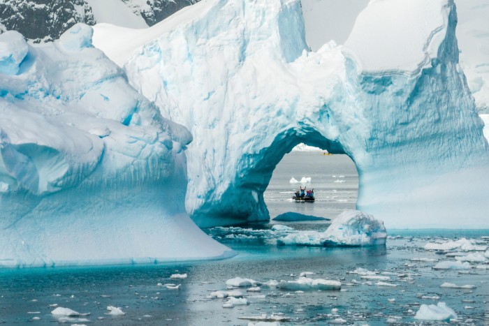 Sebuah gunung ais yang diukir oleh unsur-unsur