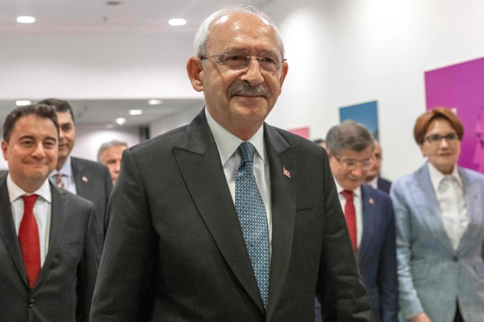 O candidato presidencial da aliança de oposição Kemal Kiliçdaroğlu chega para uma coletiva de imprensa em Ancara