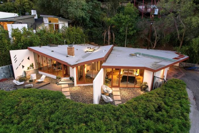 Vista aérea de una casa modernista de mediados de siglo en Hollywood Hills, a la venta por 2.998 millones de dólares