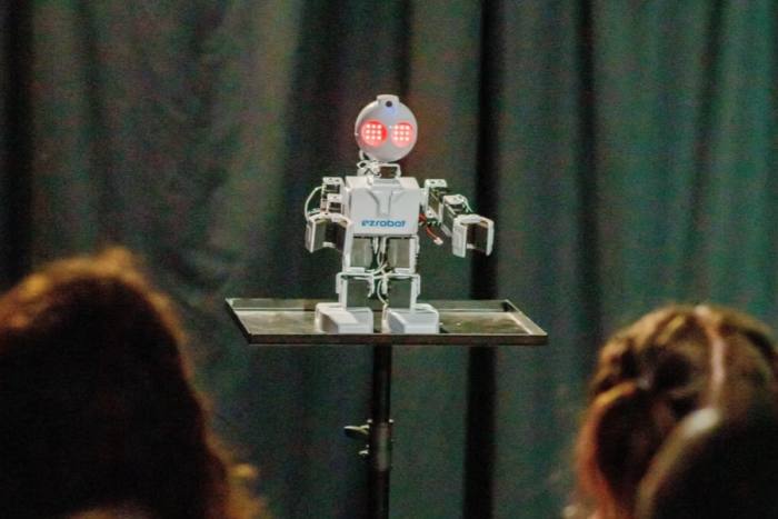 Un chatbot realiza una comedia con un elenco humano en un espectáculo de Improbotics en el Festival de Edimburgo