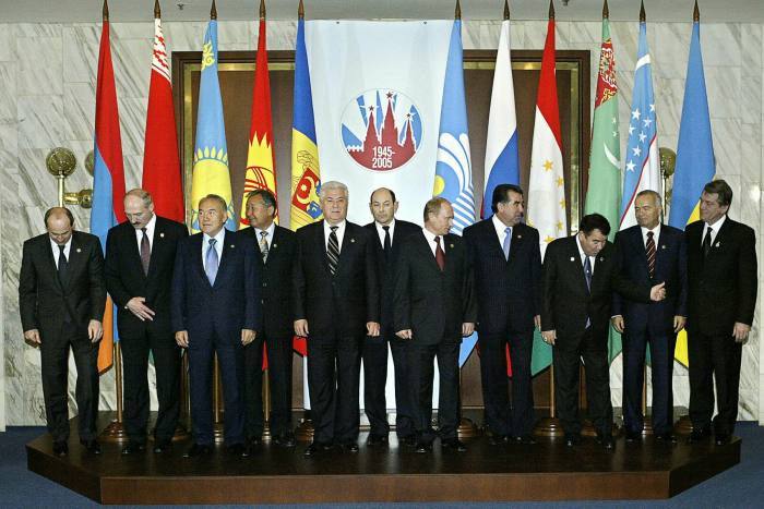 Commonwealth of International States leaders pose with Putin in Moscow in 2005