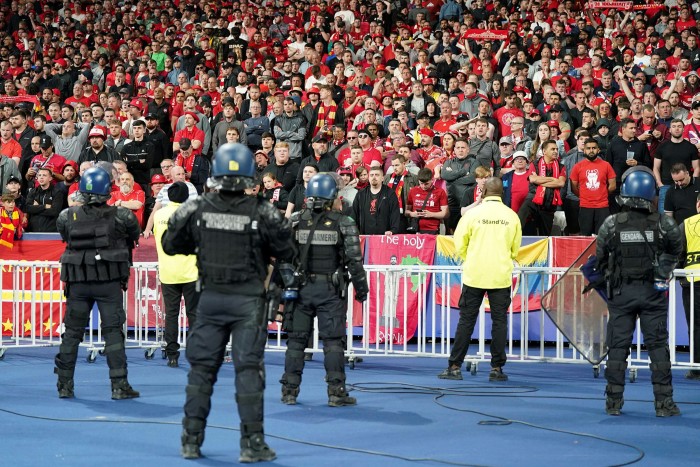 Polis final sırasında Liverpool taraftarlarının önünde duruyor