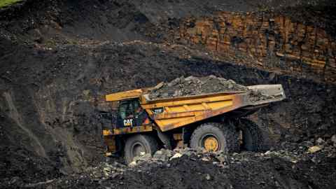 Een vrachtwagen vervoert steenkool in Wales.  Als een mijnbouwer van steenkool niet duurzaam is, dan is het vrachtwagenbedrijf dat het spul vervoert dat ook.  En waarom niet de bandenleverancier of de rubberfabrikant?