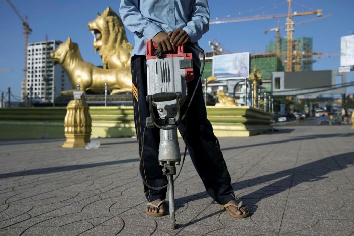 Un ouvrier du bâtiment à Sihanoukville, au Cambodge.  Les renégociations de la dette se sont multipliées alors que la pandémie a frappé les économies émergentes