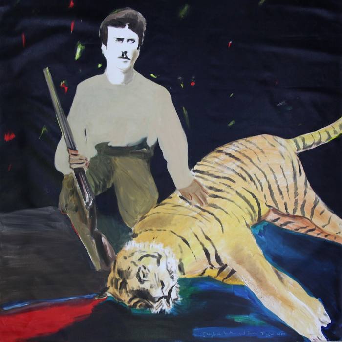 Una pintura acrílica de un hombre sosteniendo un arma agachado sobre un tigre 
