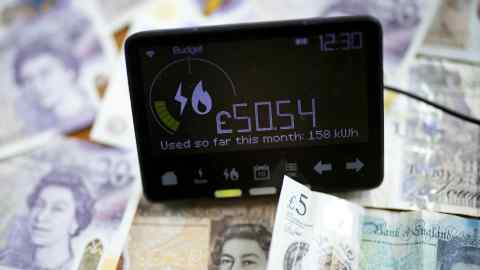 Düşük İngiltere gelir artışı, aileleri artan enflasyona 'acımasızca maruz bırakıyor'