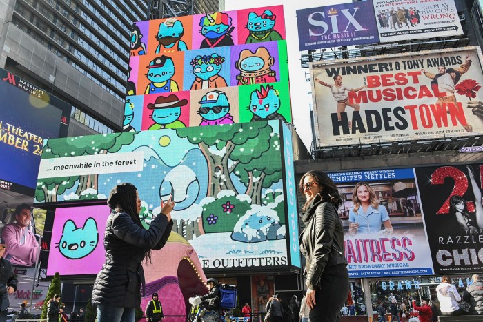 Des panneaux d'affichage à Times Square à New York font la publicité de Cool Cats