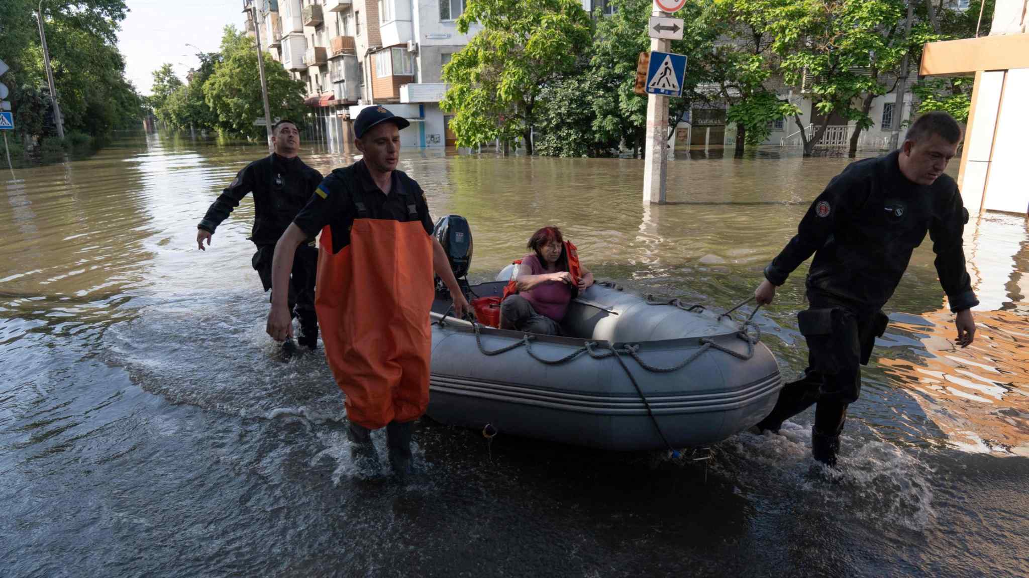 Thousands race to flee Ukraine towns as flooding spreads