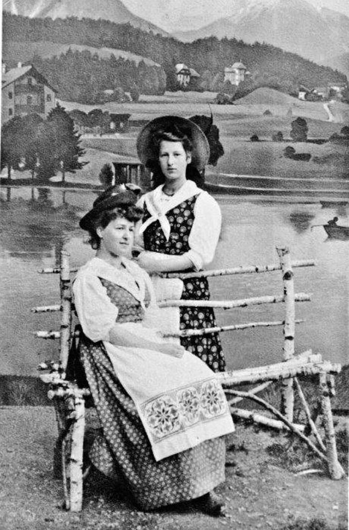 Alice Urbach with her sister Helene Eissler