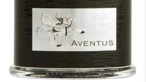 Une image de la moitié inférieure d'un flacon de parfum Aventus