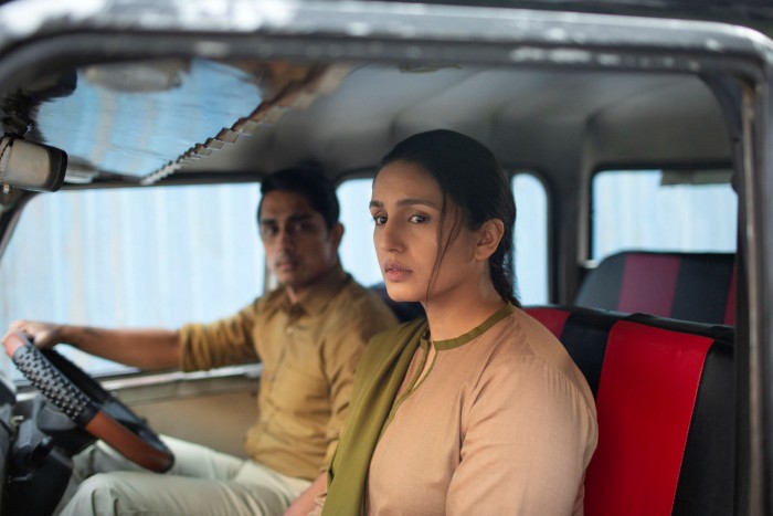 Fotograma de la serie dramática 'Leila' de un hombre y una mujer sentados en un automóvil