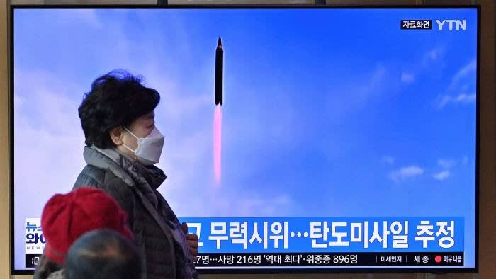 북한의 미사일 시험발사에 관한 한국 뉴스 방송. 