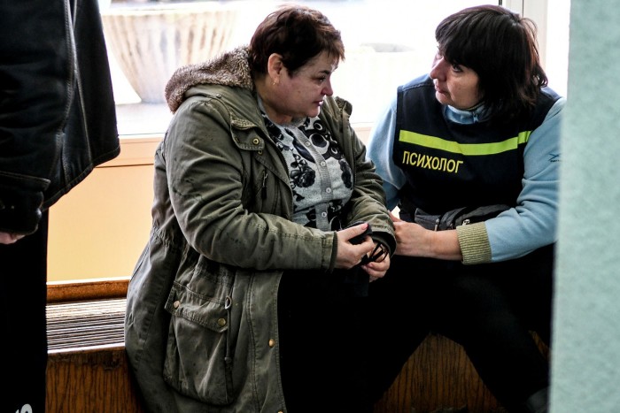 A woman talks to a psychologist in Zaporizhia