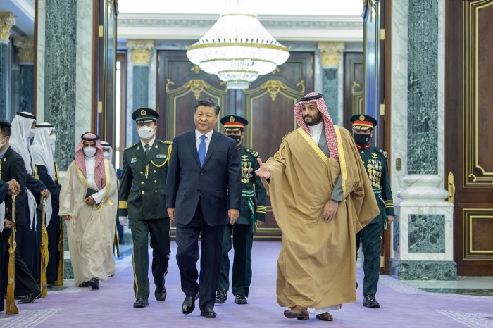 الرئيس شي جين بينغ وولي العهد الأمير محمد بن سلمان خلال زيارة إلى المملكة العربية السعودية في ديسمبر الماضي