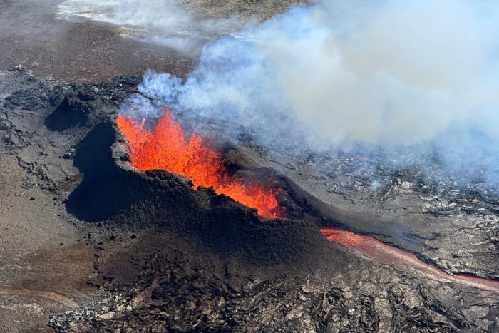 La lave coule après une éruption volcanique