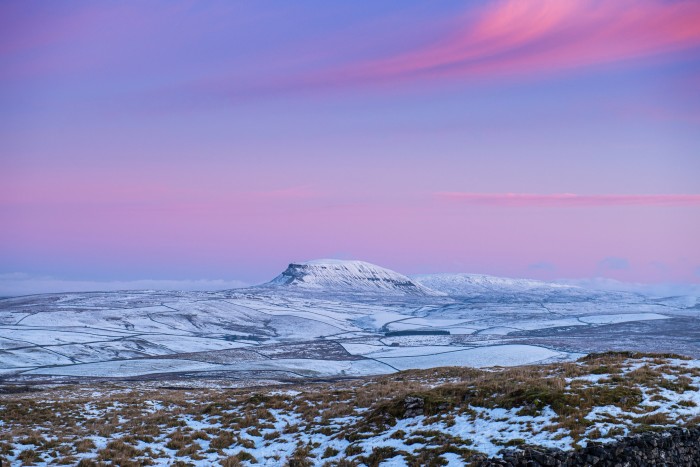 Pen-y-ghent, điểm thấp nhất trong Ba Đỉnh Yorkshire, nhìn từ xa vào một ngày tuyết rơi, bên dưới bầu trời tím
