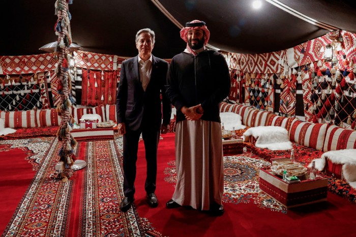 本月早些时候，美国国务卿安东尼·布林肯（左）与沙特王储穆罕默德·本·萨勒曼在沙特阿拉伯