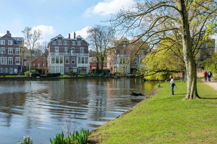 More than a million euros will buy a duplex apartment of around 100 sqm in the expensive district of Vondelpark 