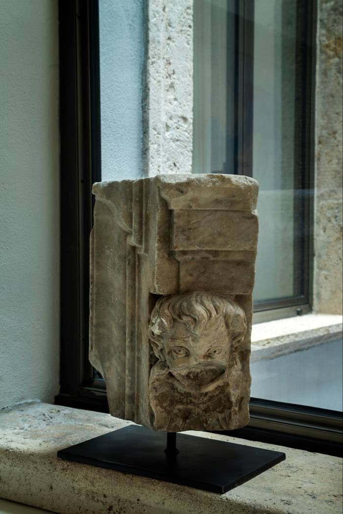 Un fragmento de una puerta de mármol renacentista con la cabeza de un niño