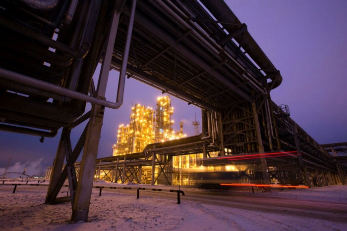 Una refinería de petróleo en Novgorod operada por Lukoil