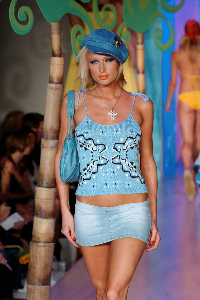Paris Hilton luce una minifalda con cinturón azul y un top de tiras en 2002 .  .  .