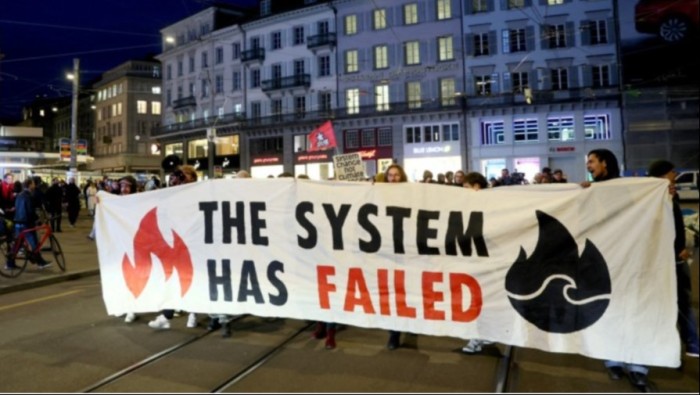 Manifestazione a Zurigo in marzo contro l'accordo Credit Suisse-UBS