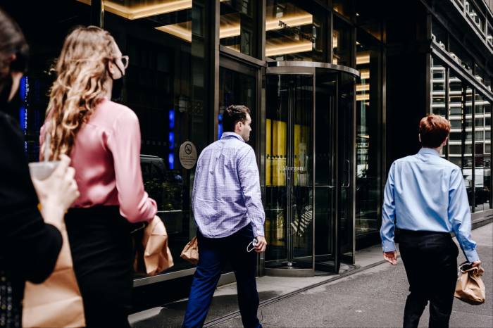 Pejalan kaki berjalan di tepi ibu pejabat JP Morgan Chase & Co di New York