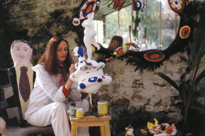 Niki de Saint Phalle paints Le Monde, c1981