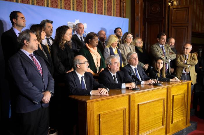 Los ministros de Relaciones Exteriores y del Interior de Uruguay comparecieron junto a miembros de la coalición gobernante y otras autoridades en una conferencia de prensa para discutir el pasaporte otorgado a un narcotraficante buscado.