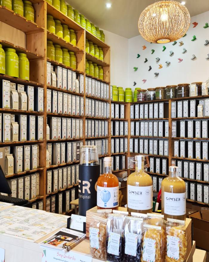 Shelves of teas at Thé Bon Thé Bio