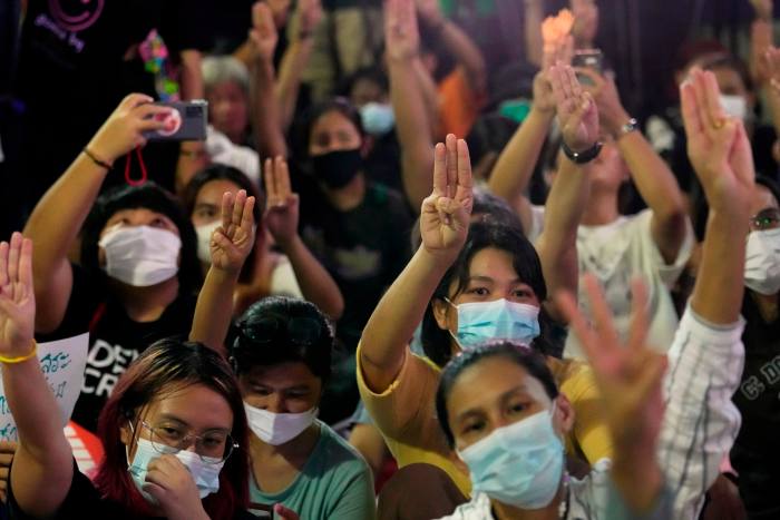 Anhänger der Partei „Movement Forward“ von Peta Limjaronrat salutieren am Mittwoch bei einem Protest in Bangkok mit dem dreifingrigen Gruß, dem Symbol des Widerstands.