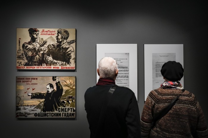 人々 は展示会ウクライナをご覧ください。 時代の変わり目、モスクワのマネージ中央展示ホールで
