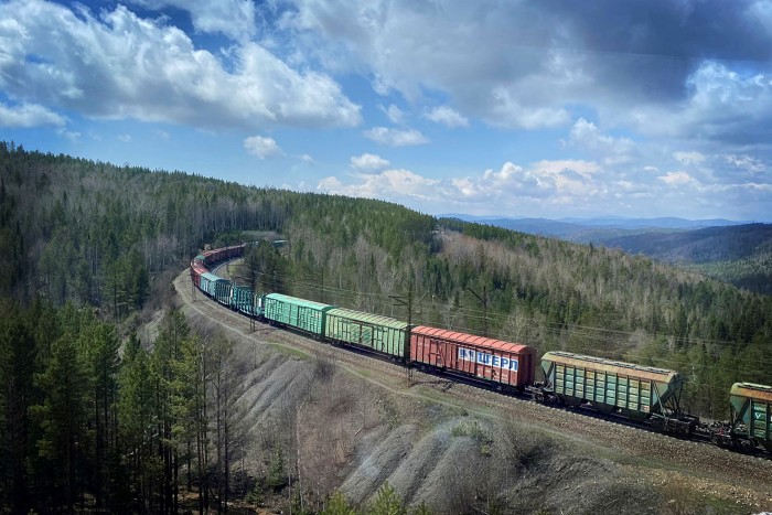 Товарный поезд на Транссибирской магистрали под Иркутском