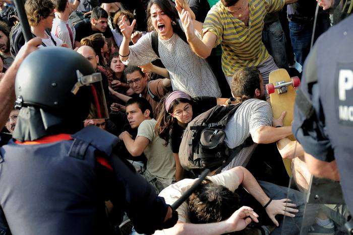   La policía intenta desmantelar un campamento en Barcelona en 2011 durante las protestas contra la crisis económica y el desempleo. 