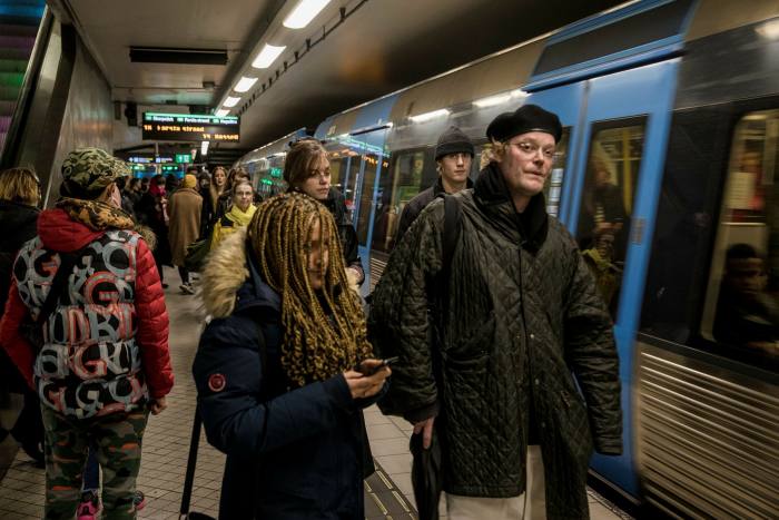 مسافران در 4 دسامبر منتظر قطار مترو در ایستگاه T-centralen در استکهلم ، سوئد هستند