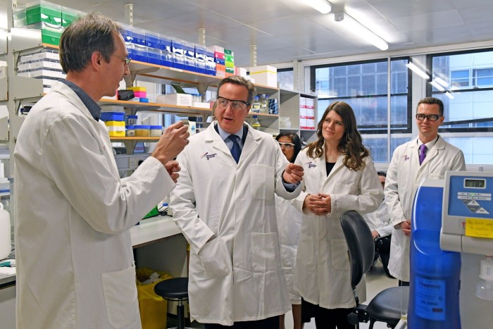 David Cameron tours the Cambridge Drug Discovery Institute