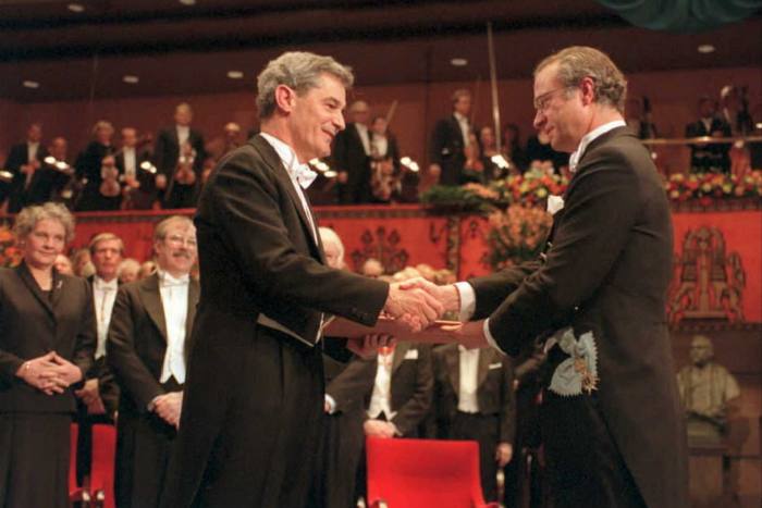 Lucas received the Nobel Prize in Economics in 1995.  From King Károly Gustaf of Sweden